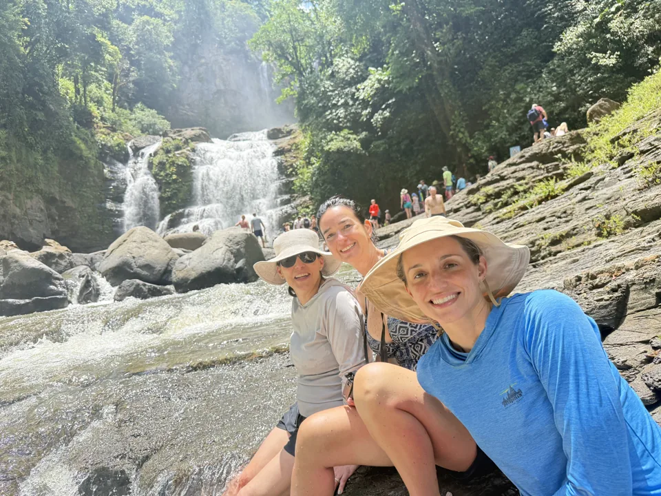 Paisajes de cascadas en nuestro viaje familiar a Costa Rica