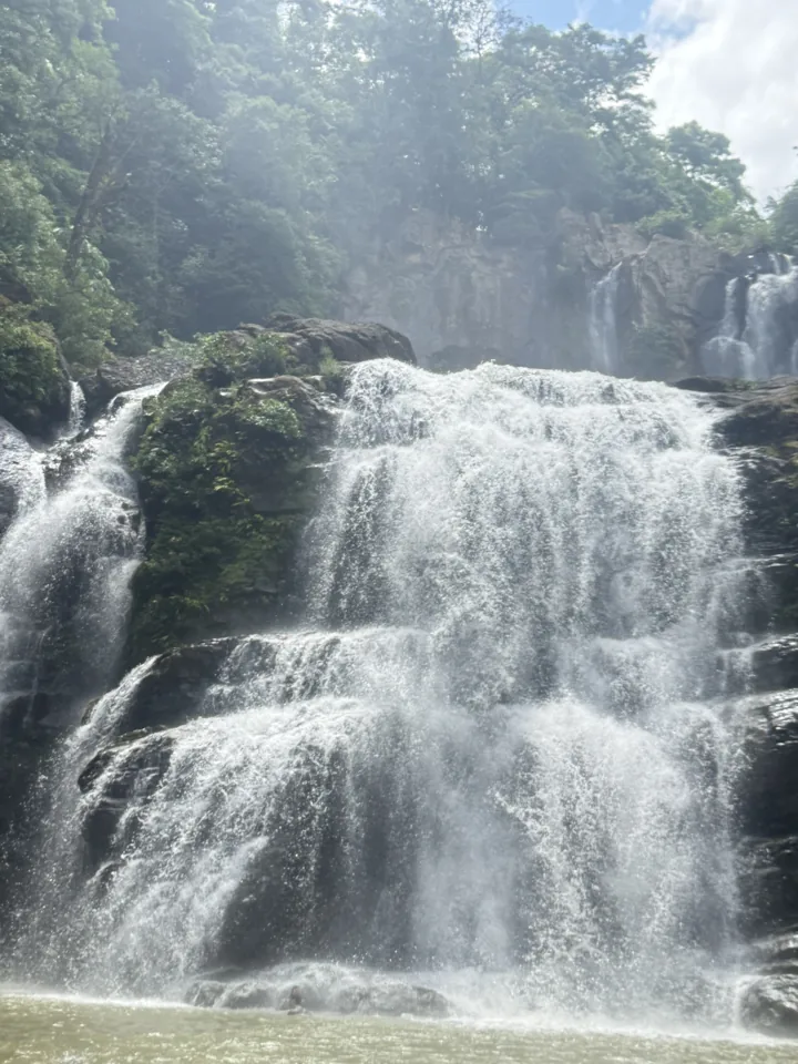 Paisajes de cascadas en nuestro viaje familiar a Costa Rica